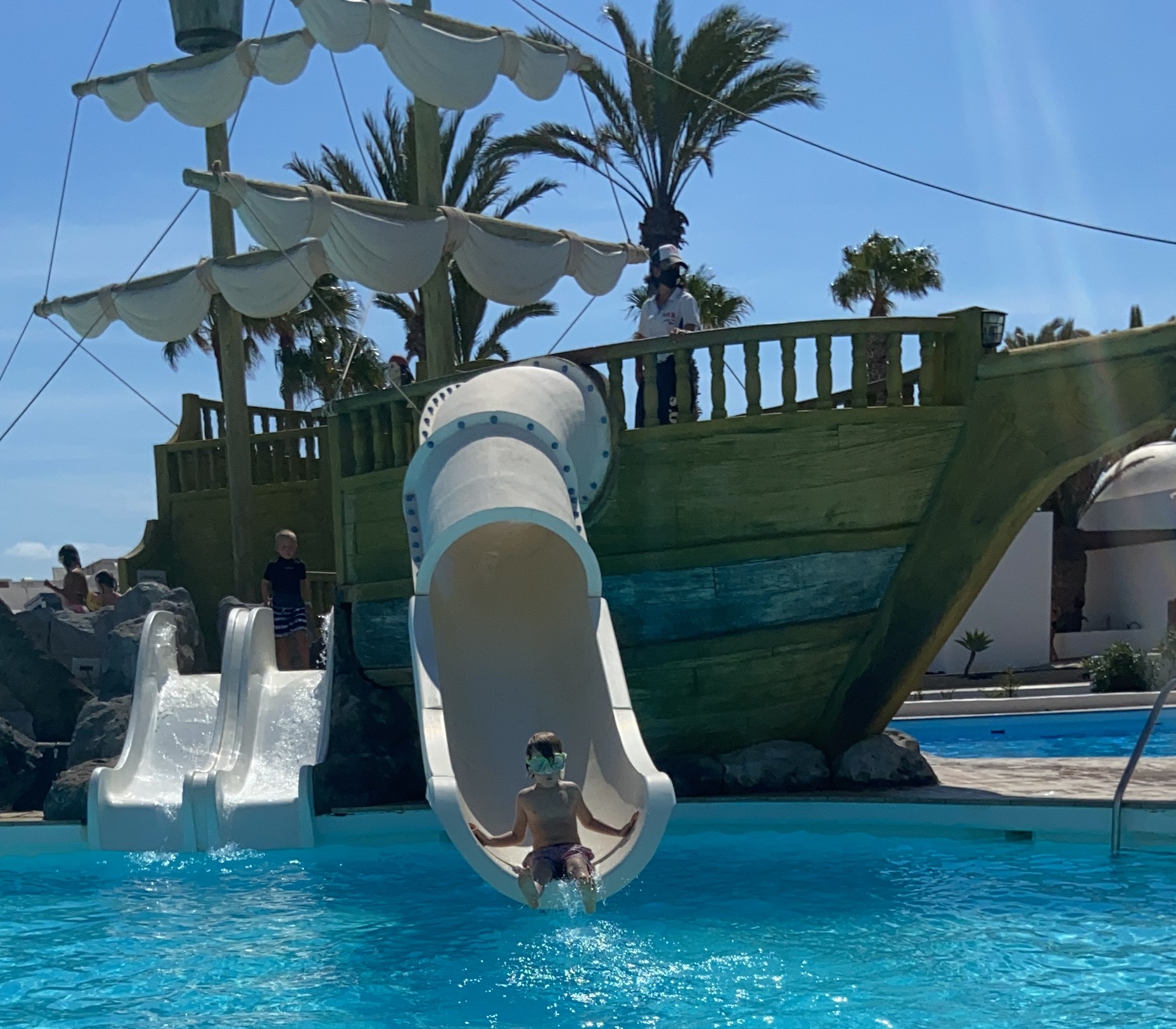 Lanzarote, hotel, tobogán, piscina, paciencia, diez horas de piscina, barco,